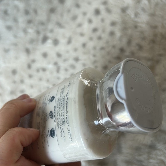 Frosted coconut snowball body lotion - Picture 2 of 3